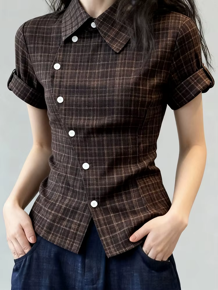 Aoaiiys T-shirt tendance pour femme, hauts vintage à carreaux marron, design à boutons irréguliers,