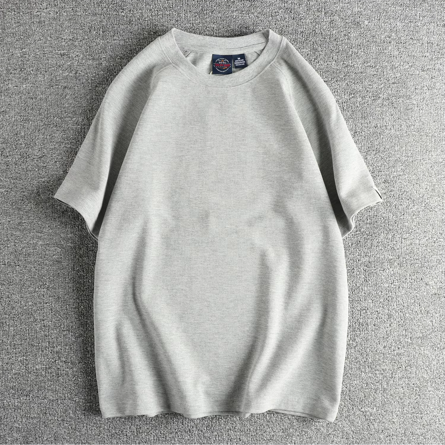 T-shirt à manches courtes en tissu gaufré pour hommes, étiquette en tissu avec tendance rétro britan