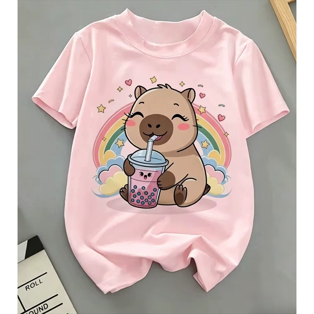 T-shirt décontracté à manches courtes et col rond avec imprimé animal amusant : Capybara mignon buva