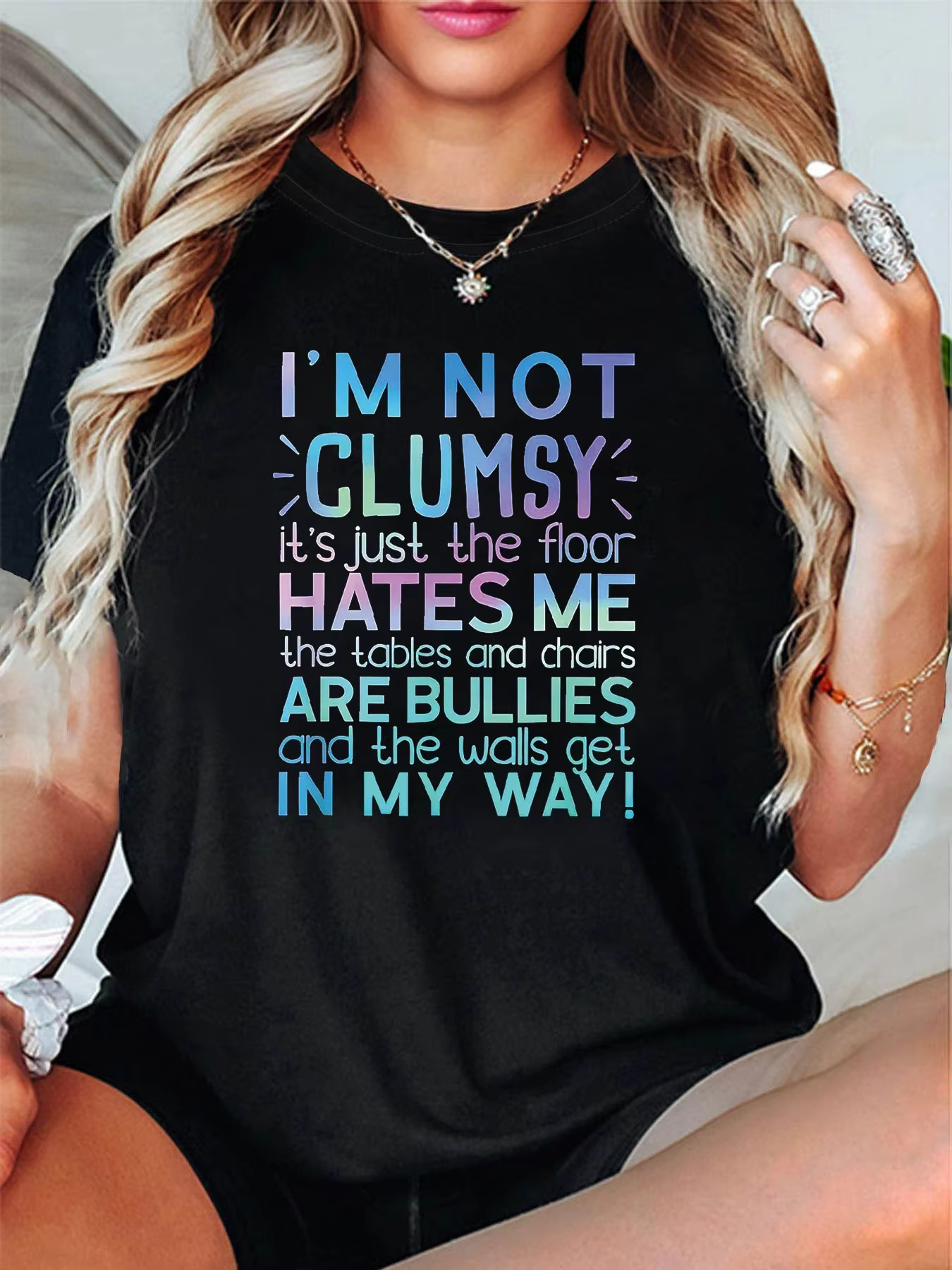 T-shirt à manches courtes pour femmes, col rond, imprimé avec la phrase « I'M NOT CLUMSY It's just t