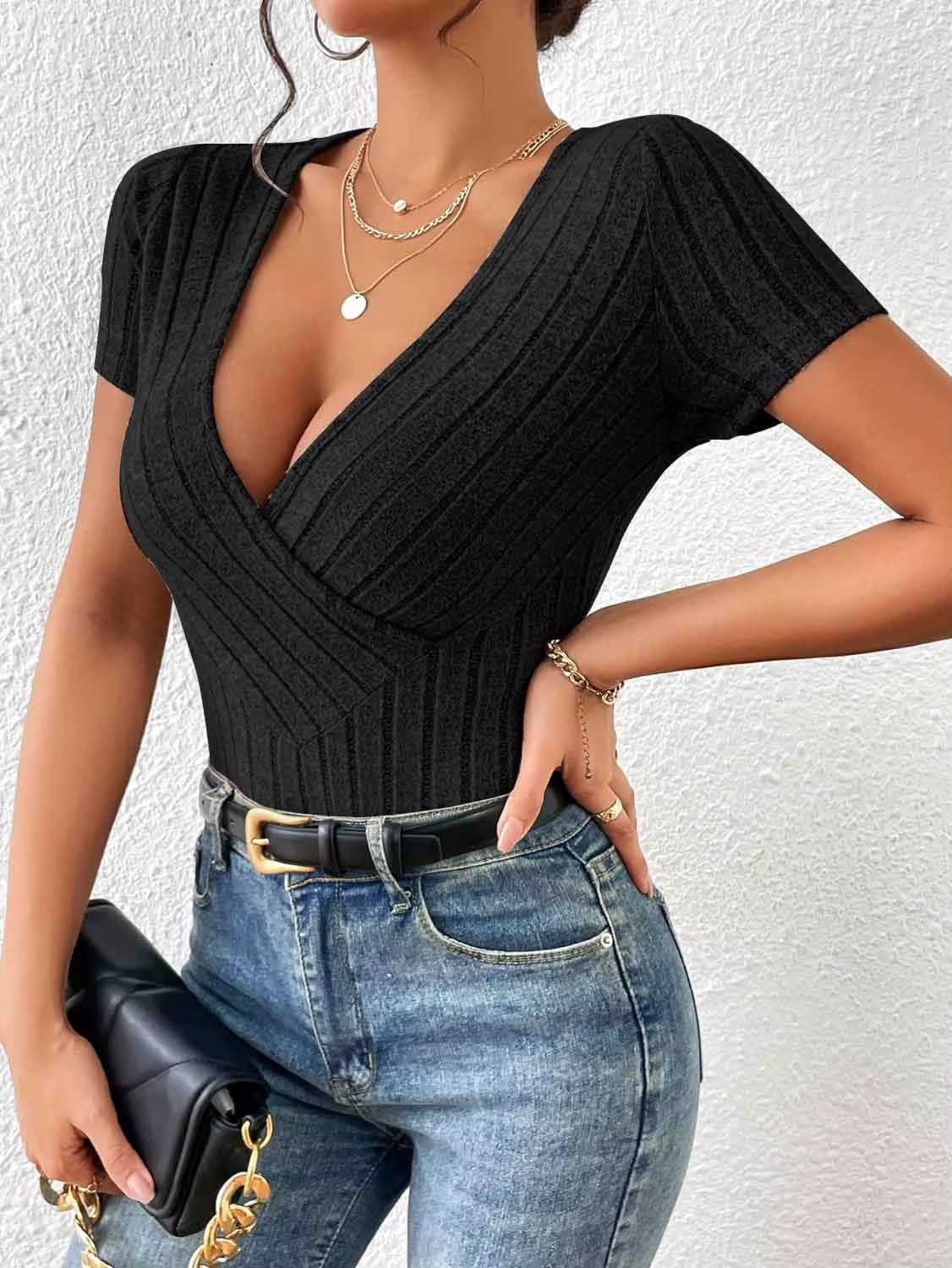 T-shirt élégant pour femme à col en V et manches courtes, design rayé tendance, coupe ajustée, style