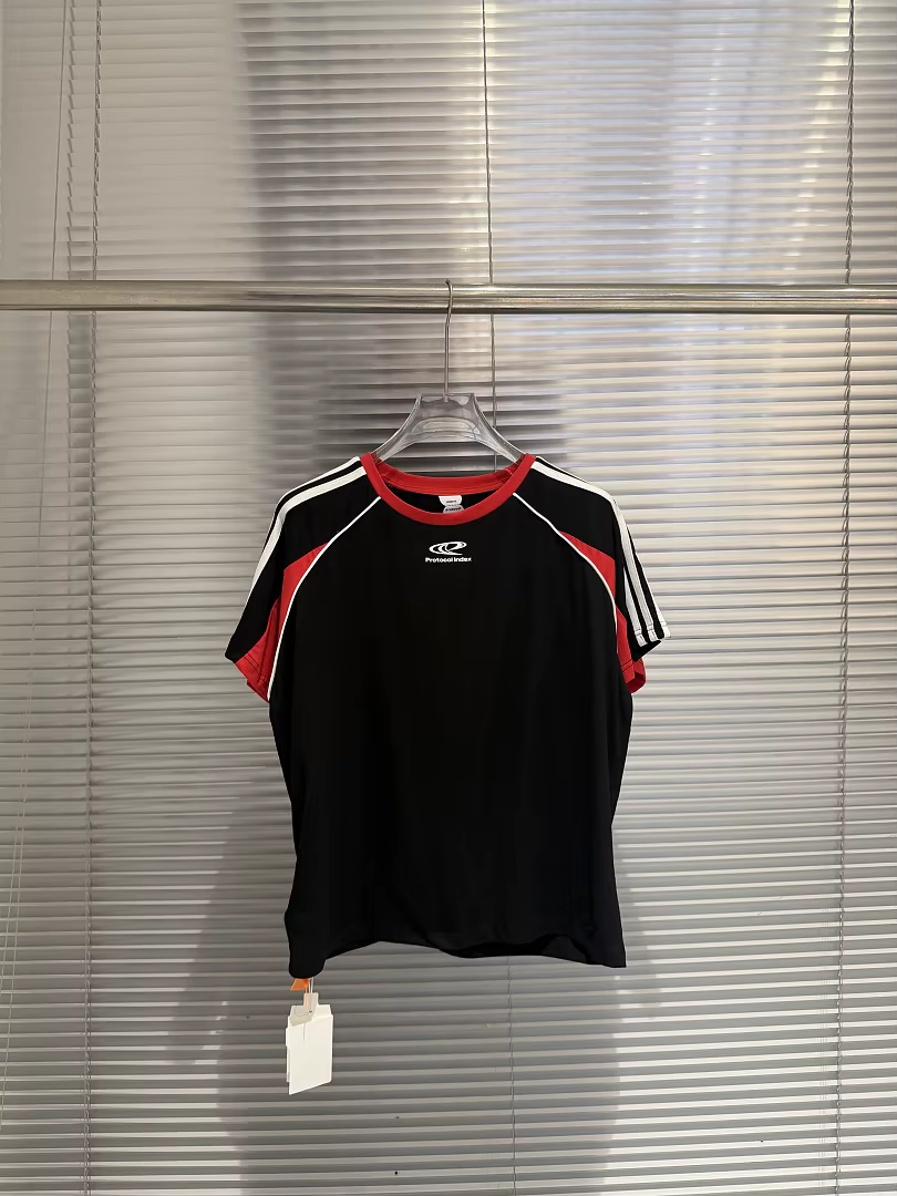 T-shirt à manches courtes extensible coupe ajustée, rayé et color block, avec broderie slogan sport