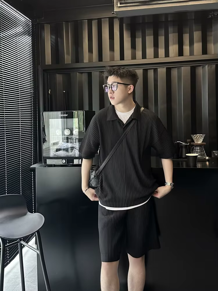 Polo plissé japonais Miyake pour homme