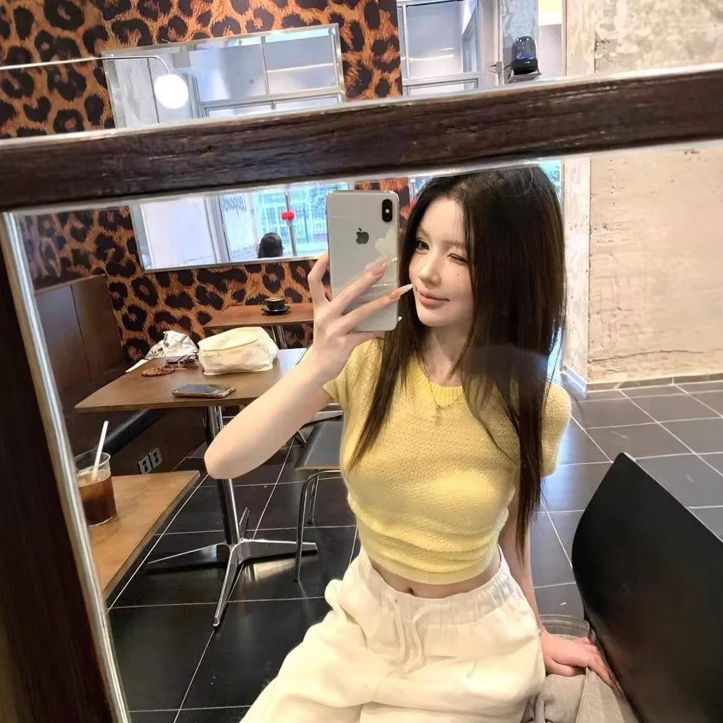 T-shirt tricoté fin jaune à col rond et manches courtes pour femme – Style court