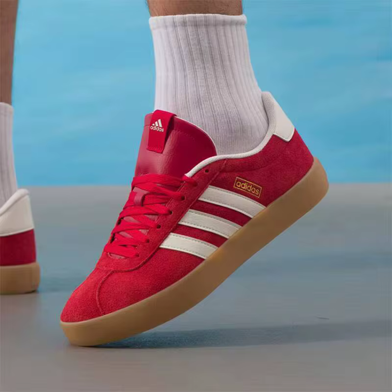 Chaussures de skate Adidas Originals rouges à tige basse, en daim, classiques, 3 bandes, semelle en caoutchouc, baskets décontractées vintage KI5079