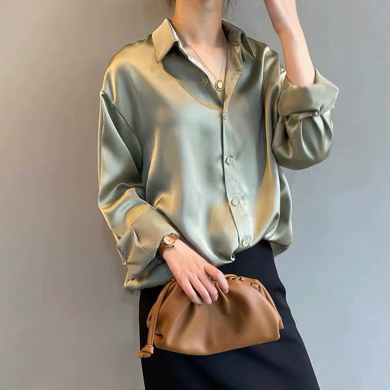 Une chemise blanche pour femme