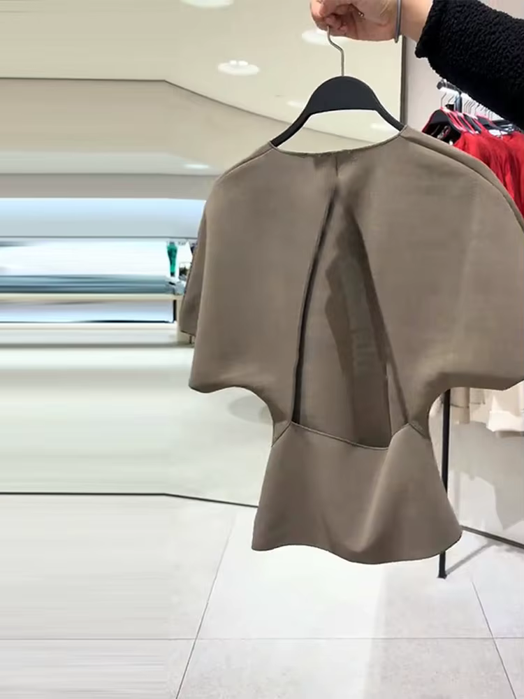 Ensemble deux pièces chic et minimaliste pour femme : haut sans dos à manches courtes et pantalon droit taille haute ajusté – Nouvelle collection Printemps 2026