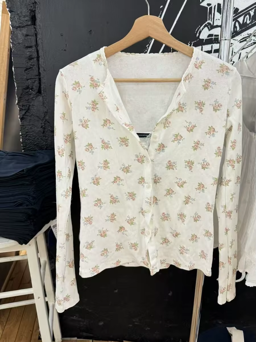 Oeillet imprimé fleuri mince T-shirt femmes Style Preppy col rond simple boutonnage coton à manches longues t-shirts mignon Vintage doux hauts