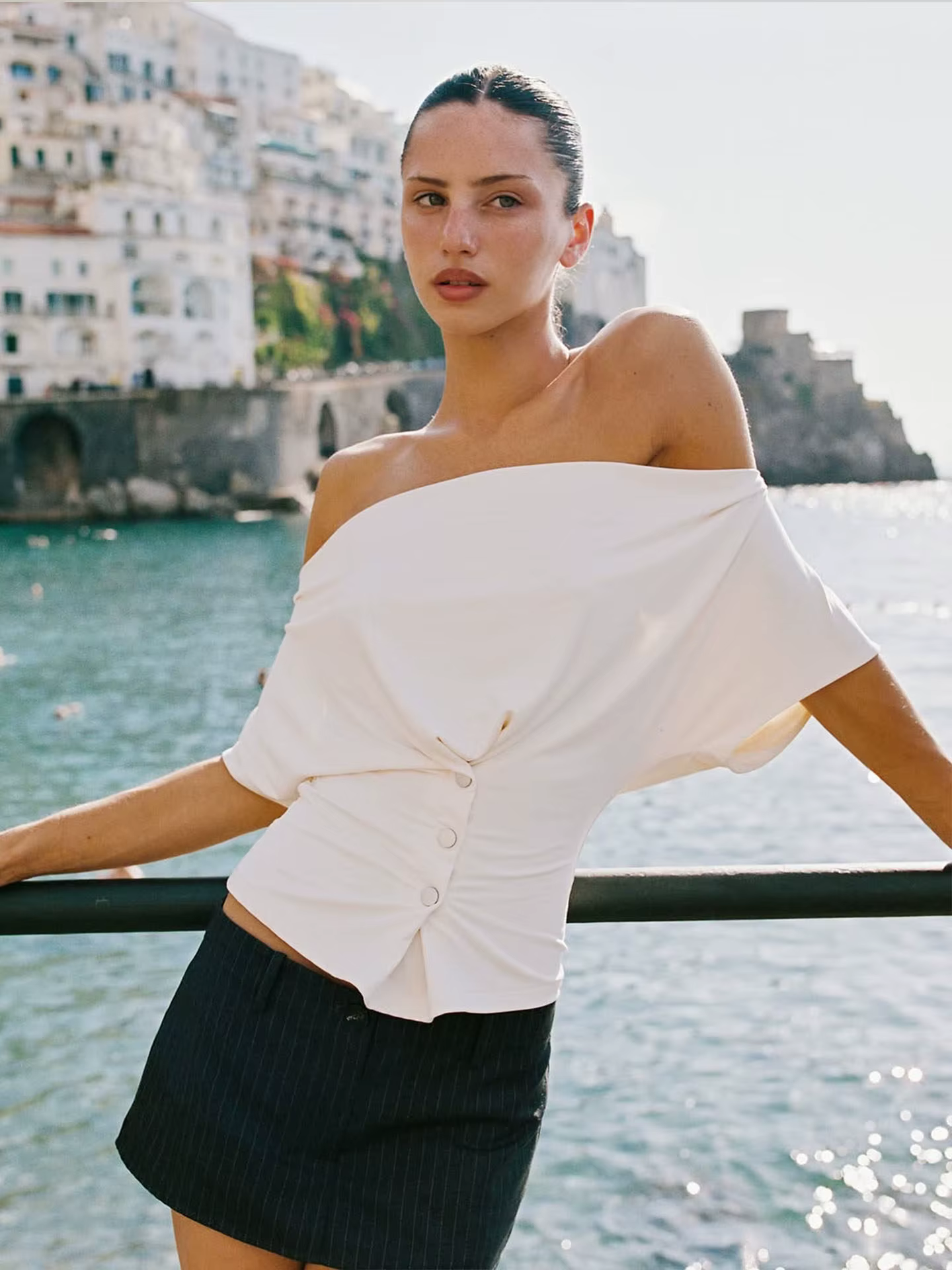T-shirt à col rond et taille cintrée Off-White avec haut asymétrique noir à une épaule et manches courtes