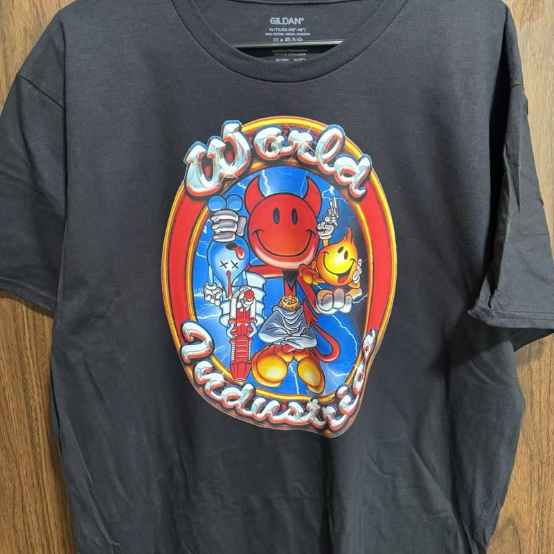 Grand t-shirt noir avec des industries du monde Flameboy et Wet Willy