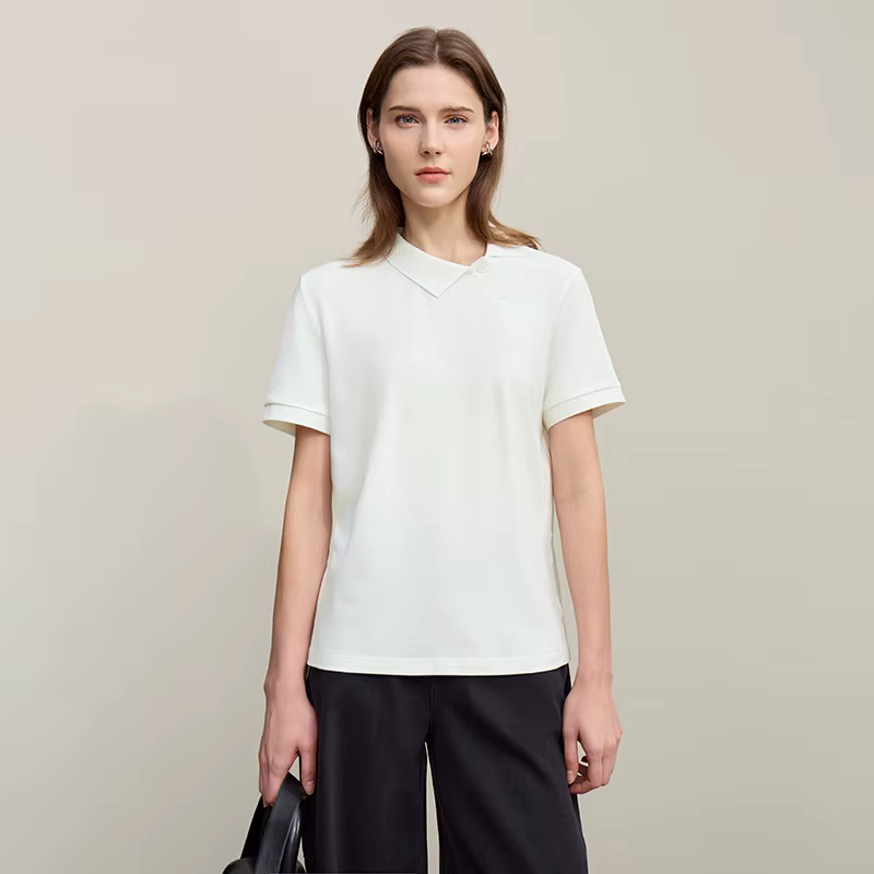 Polo Amii pour femme – Collection été 2026 – T-shirt décontracté à col revers et manches courtes avec patte de boutonnage asymétrique – Idéal pour superposer – Référence 12622015
