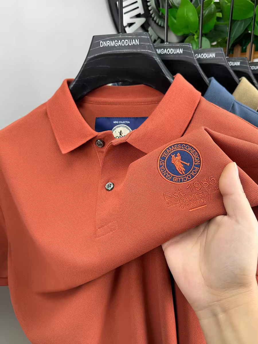 Marque de luxe badge broderie polo à manches courtes hommes haut d'été à la mode respirant léger confort t-shirt style décontracté
