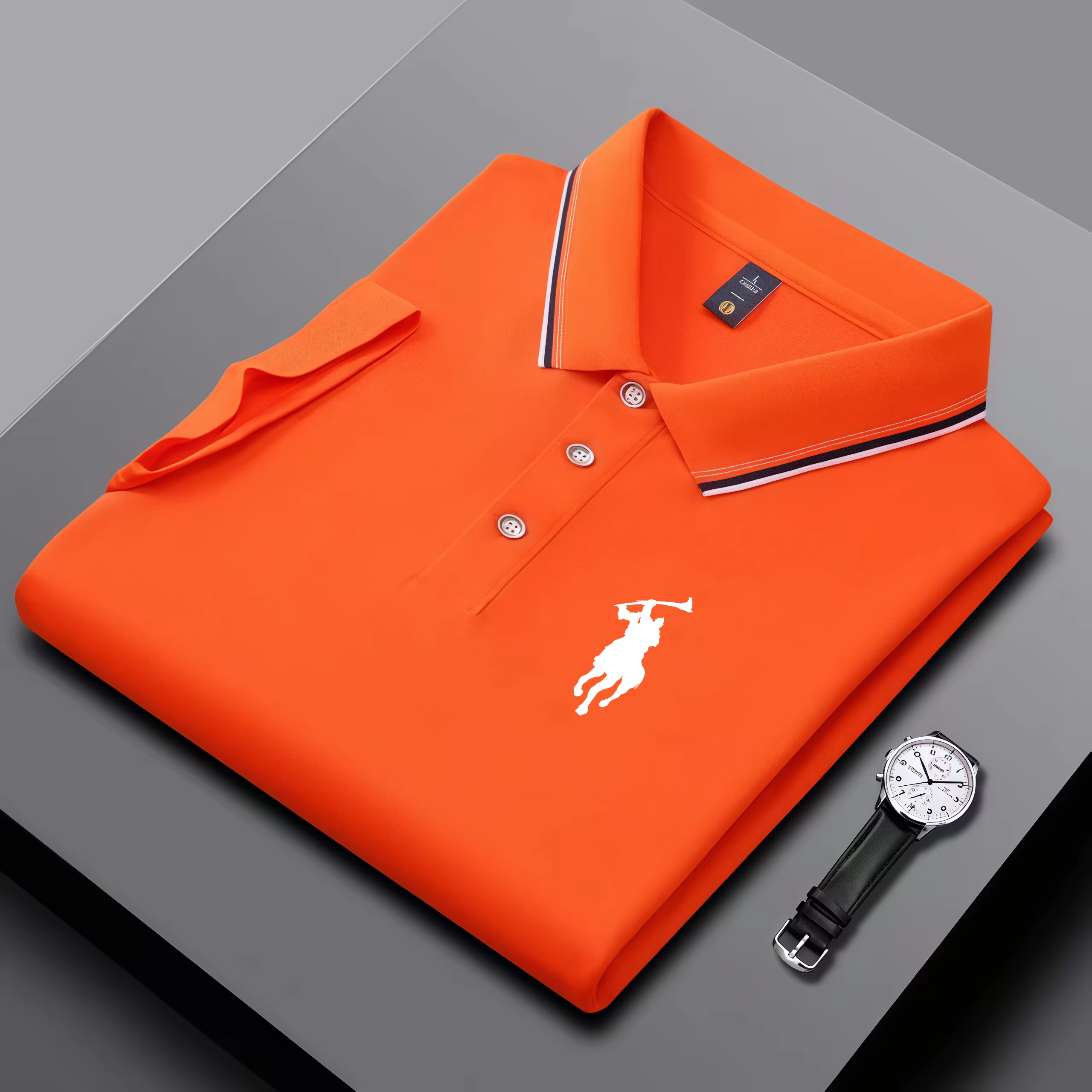 Polo classique à col décoré d'une double bande rouge et blanche, rehausse les tops noirs ordinaires, plus élégants et faciles à superposer.