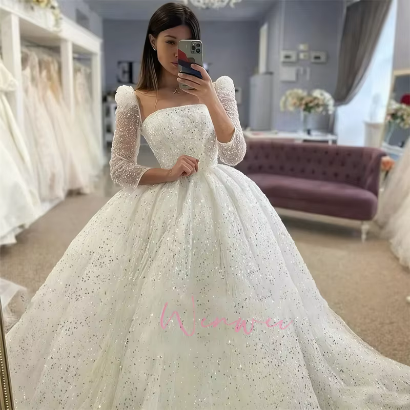Robe de mariée moderne et élégante à col carré