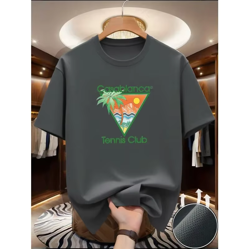 Ce t-shirt décontracté d'été présente un texte vert « Casablanca » et un motif triangulaire comprenant des éléments