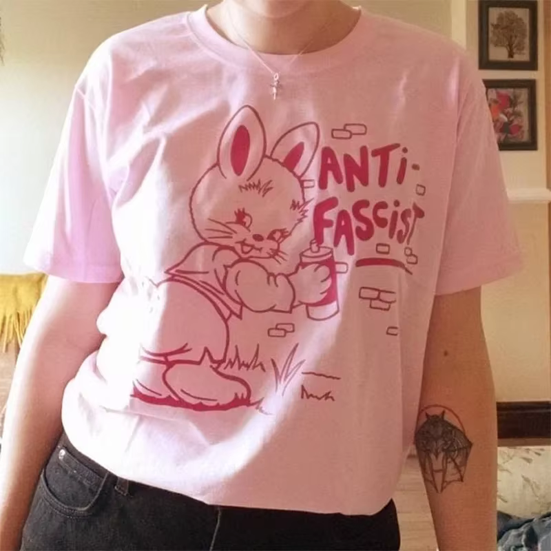 T-shirt graphique anti-fasciste pour femmes