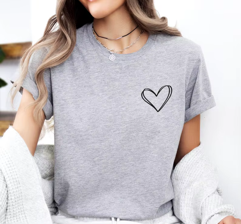 Coeur t-shirt poche dessiné à la main mignon