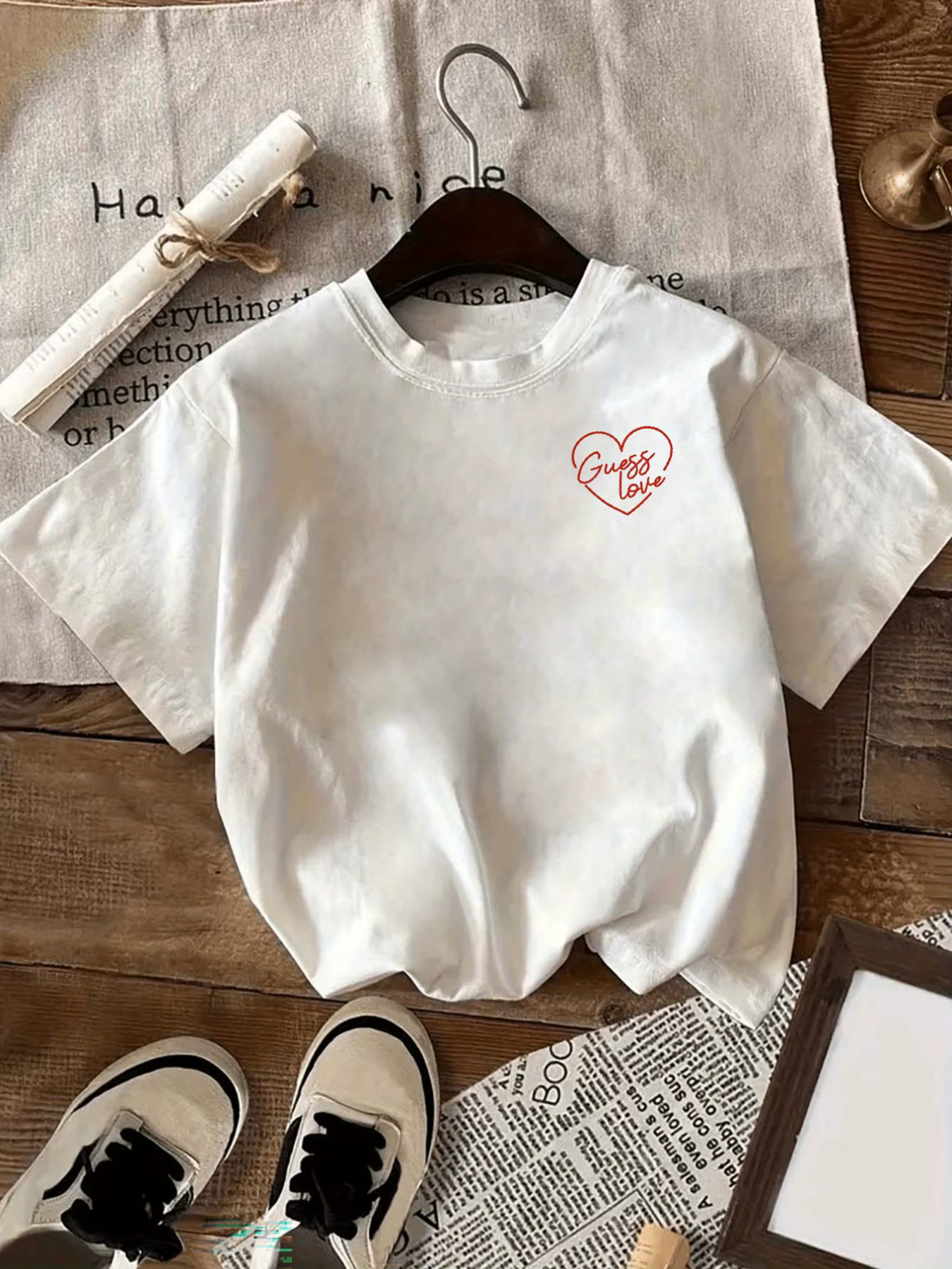 T-shirt graphique «Guess Love» pour femmes