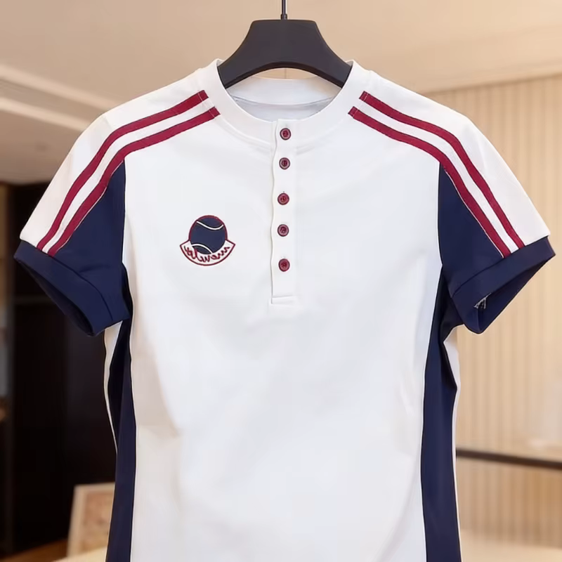 T-shirt de tennis preppy pour femme