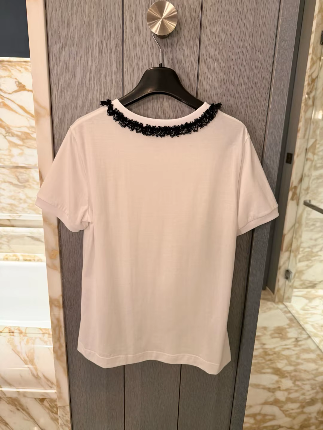 T-shirt élégant pour femme avec col en dentelle brodé – Haut confortable en pur coton doux