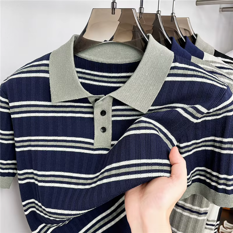 Polo tricoté rayé couleur café pour homme