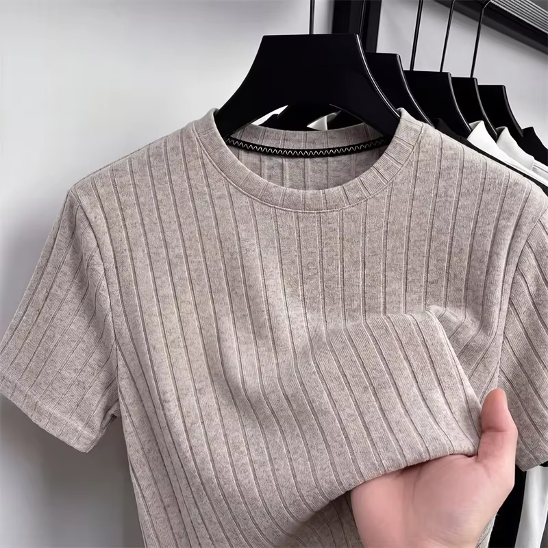 T-shirt en tricot côtelé pour homme avec rayures verticales