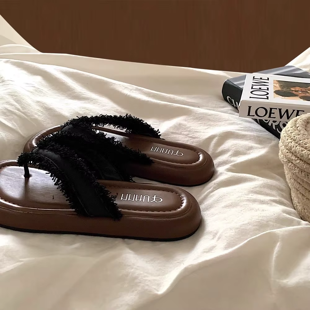 2025 nouvelles pantoufles à chevrons pour femmes d'été à fond plat orteil plage loisirs sandales