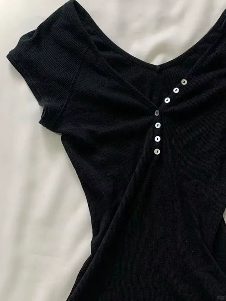 T-shirt noir à col en v pour femmes