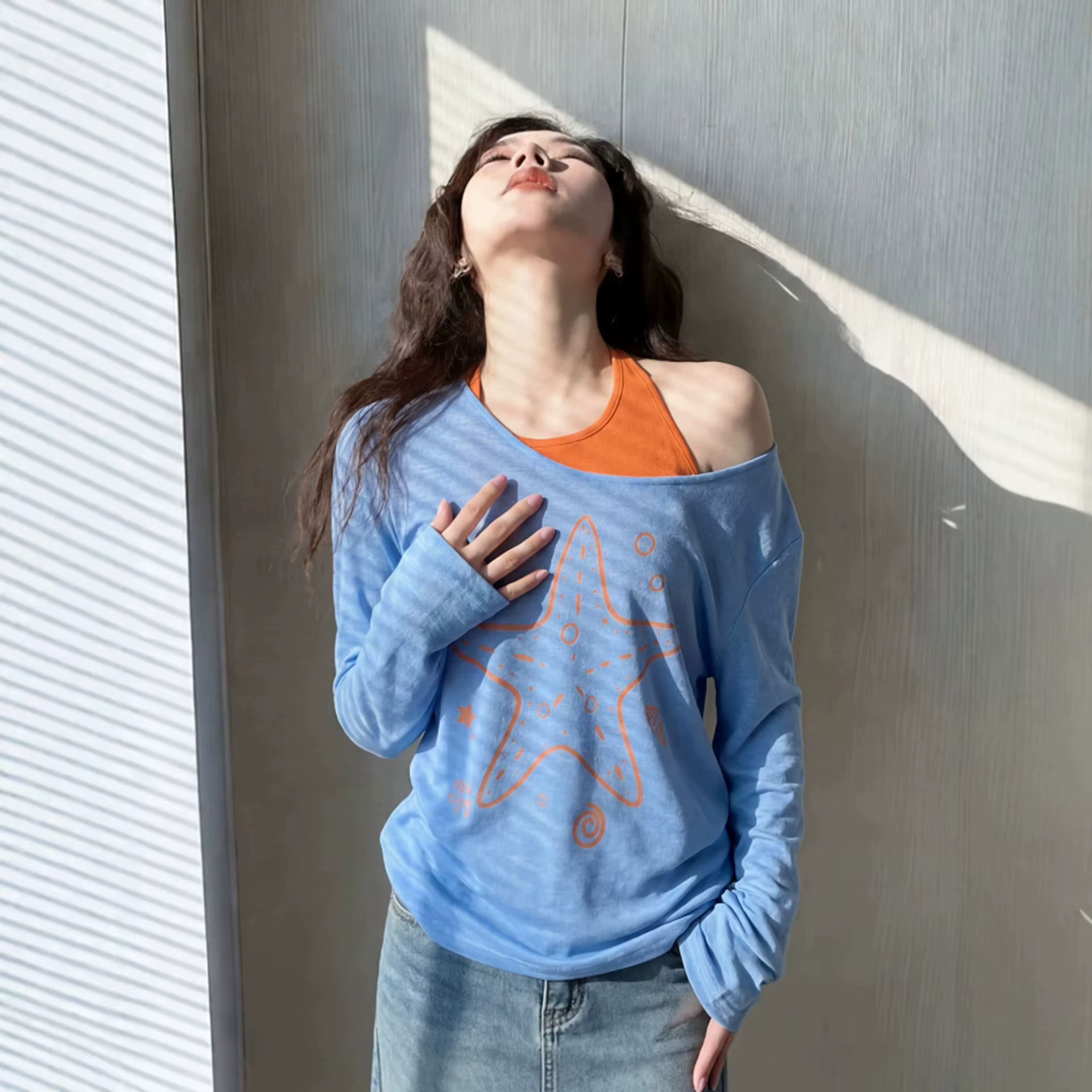 T-shirt bleu à épaules asymétriques et manches longues pour femme
