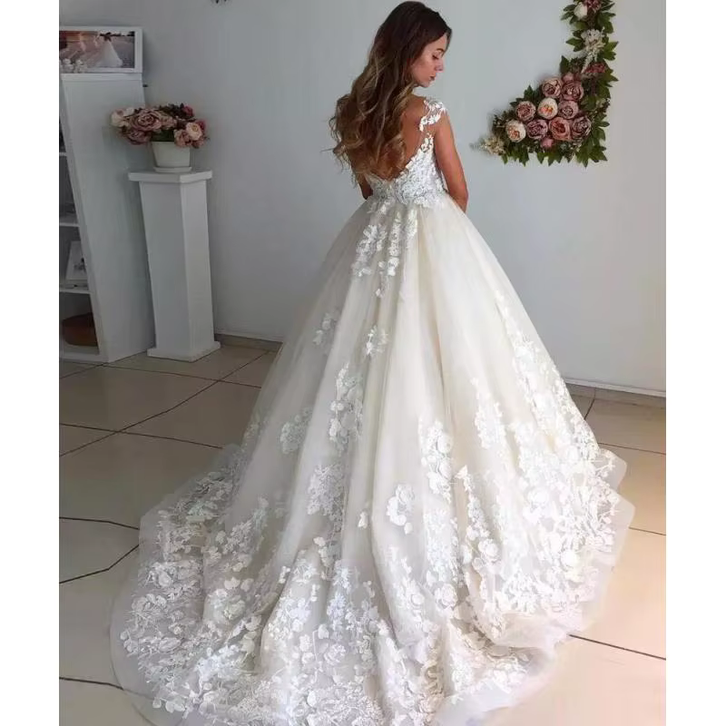 Robe de mariée blanche en dentelle à épaules dénudées 2026, style palais, broderie artisanale, traîne, personnalisable