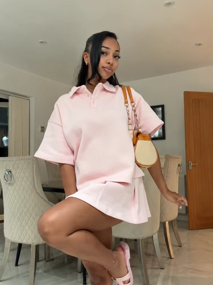 Ensemble décontracté rose à col polo pour femme : T-shirt oversize à manches courtes et jupe plissée évasée taille haute – Tenue quotidienne streetwear