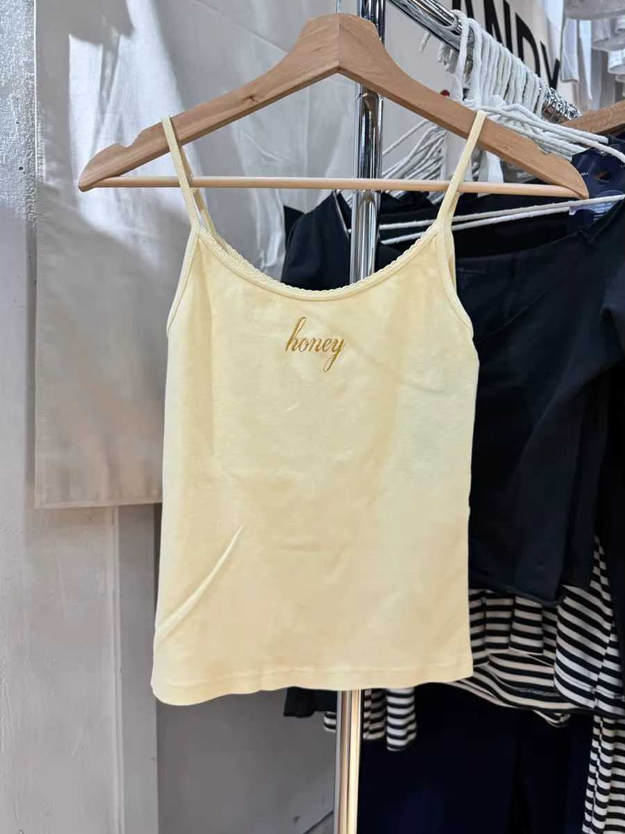 Haut court brodé de lettres jaunes pour femmes, garniture en dentelle, Camisole en coton, Slim, sans manches, vêtements doux et mignons, Style Preppy, débardeurs Y2K