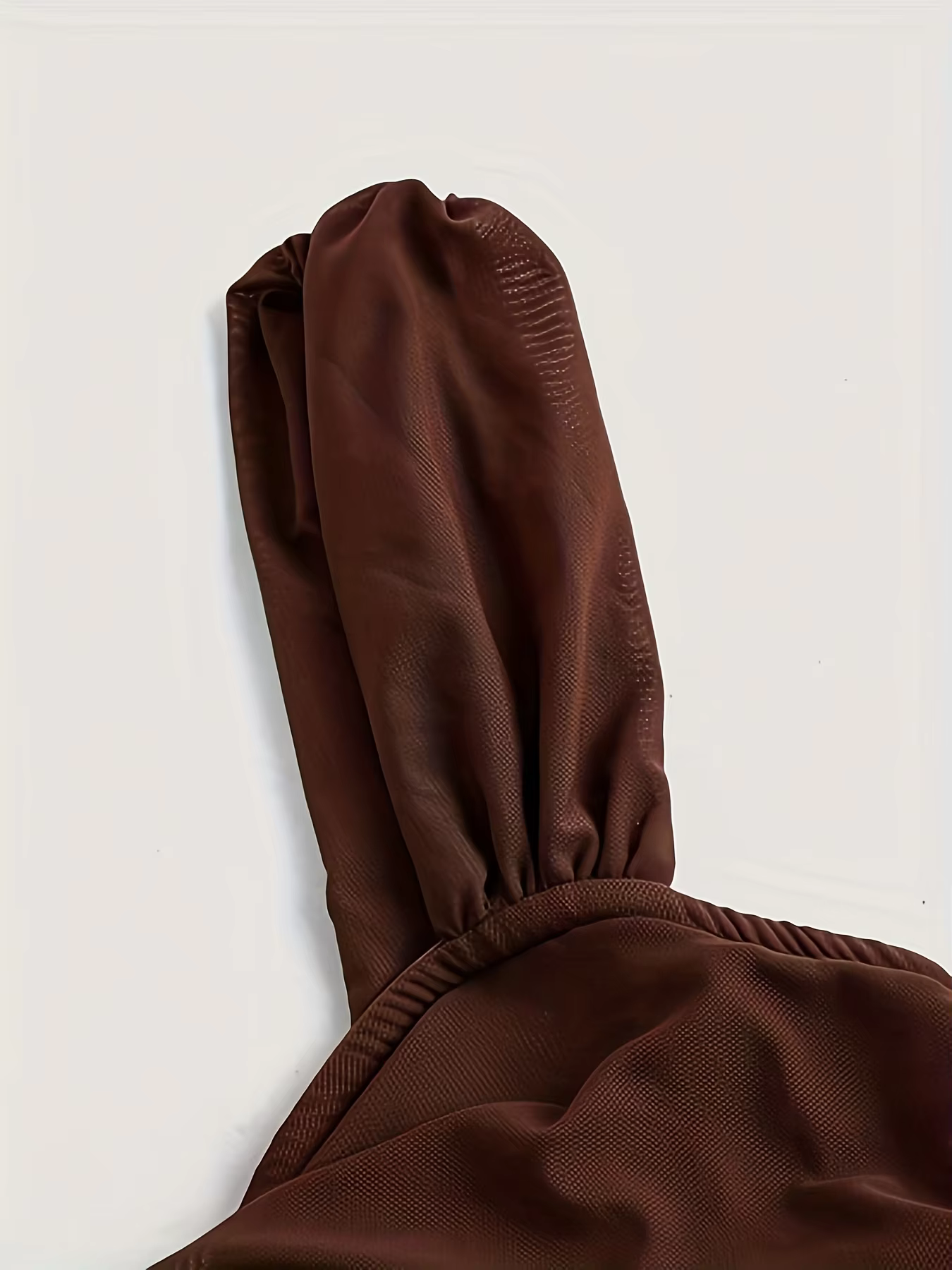 Un haut licou marron, élégant et noble