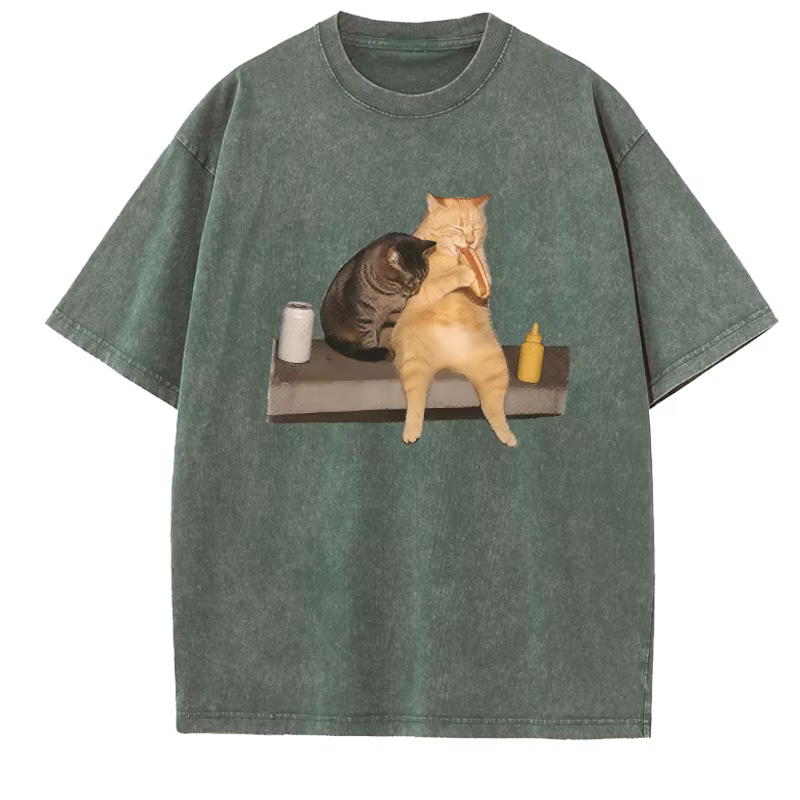 T-shirt amusant vintage délavé avec chat mangeant un hot-dog