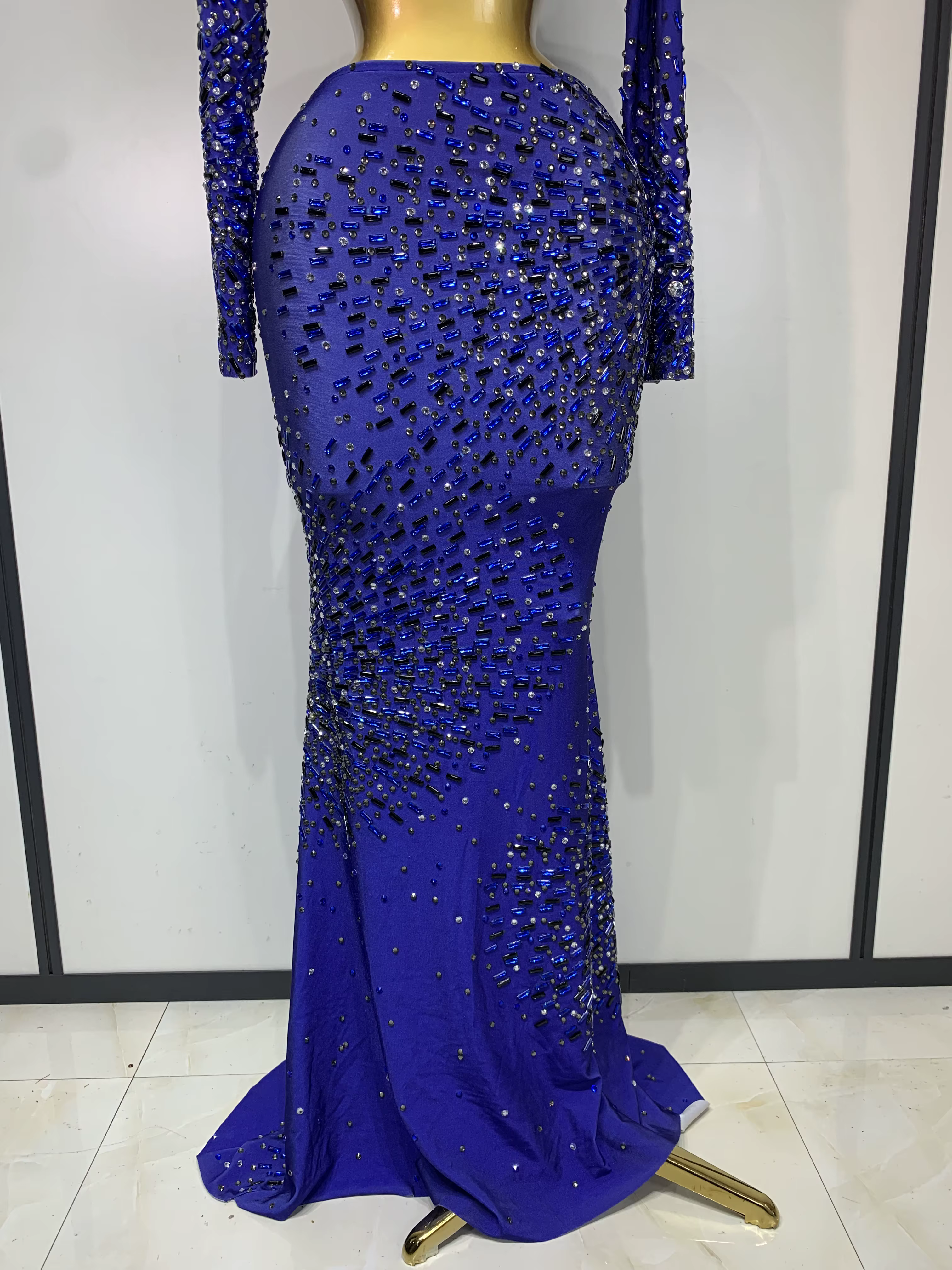 Ensemble deux pièces scintillant avec strass : Crop Top et Jupe Longue – Tenue de Scène pour Chanteuse