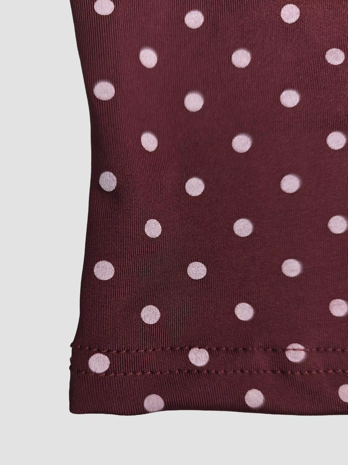 Haut court en tricot pour femme avec options de port polyvalentes et détail froncé sur le côté