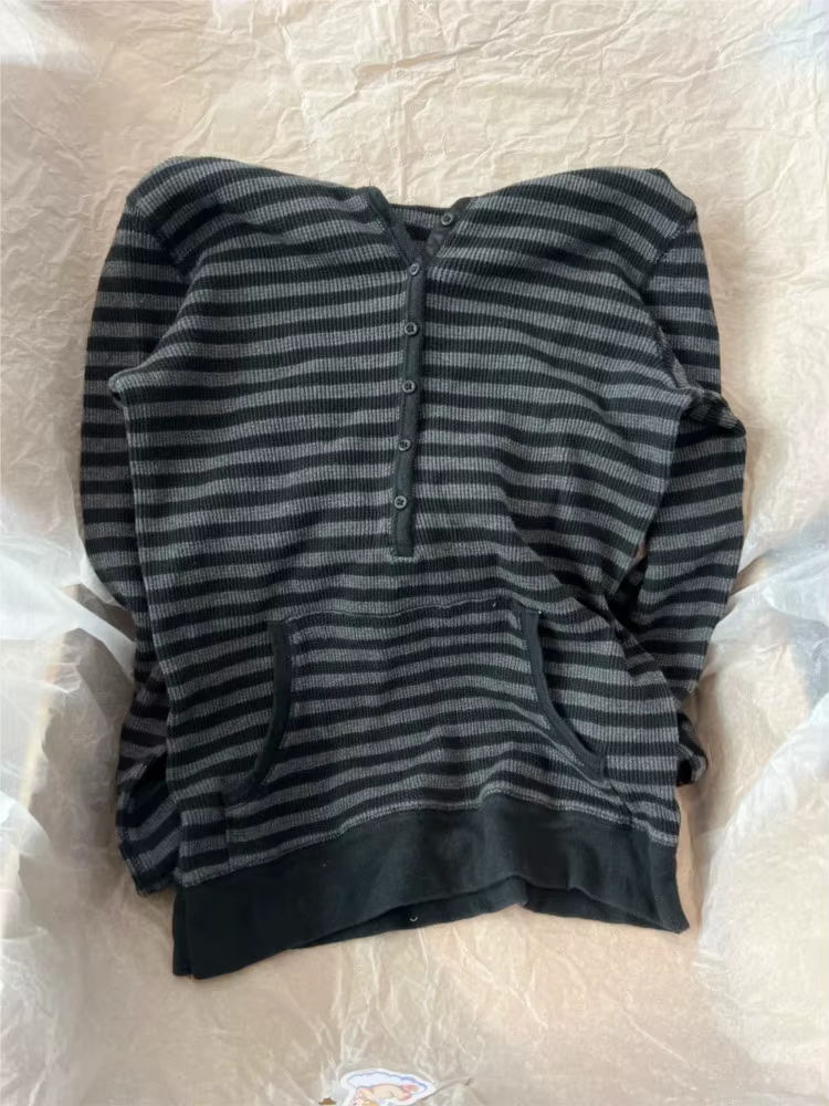T-shirt à capuche gaufré rayé gris pour femmes