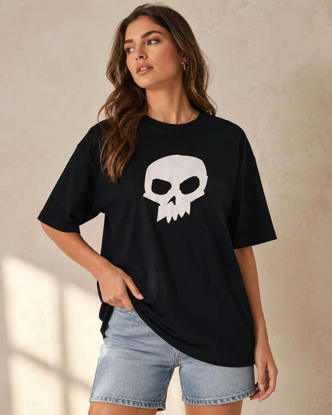 T-shirt à col rond pour femme avec un motif de crâne simple