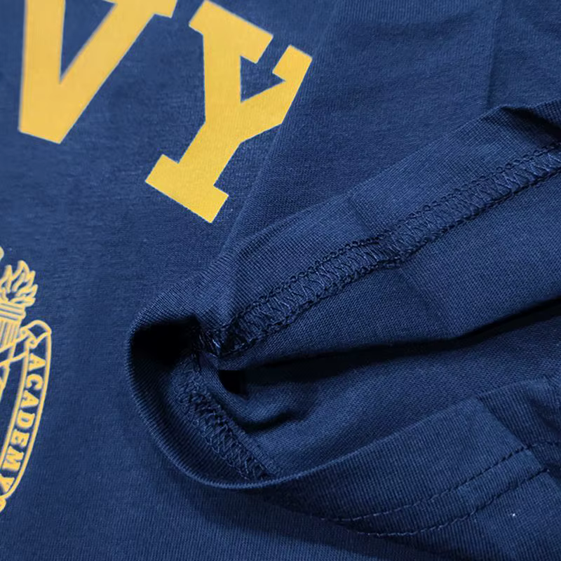 T-shirt graphique avec emblème de l'Académie navale américaine
