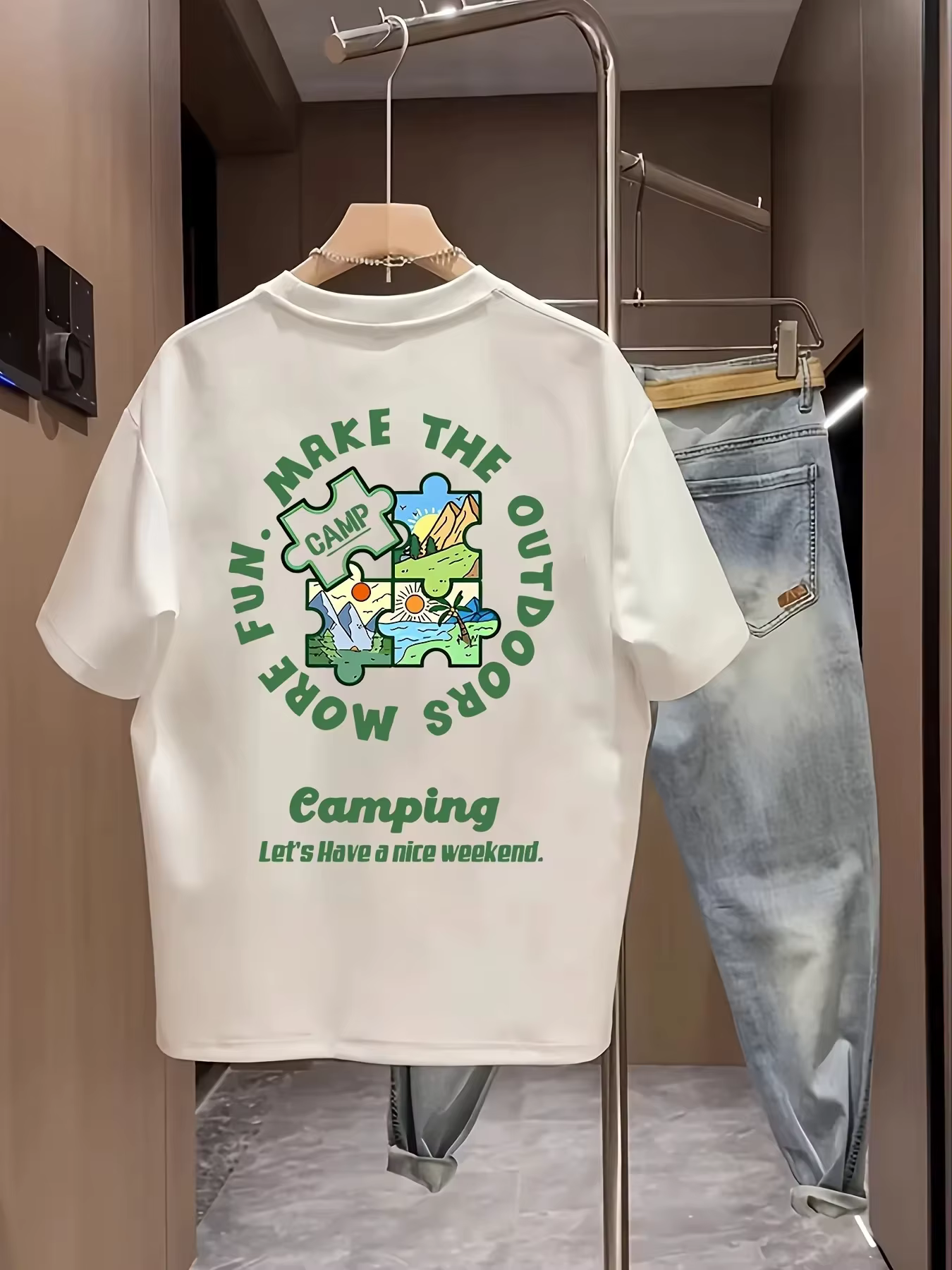 T-shirt unisexe décontracté à manches courtes en coton doux avec imprimé puzzle paysage de camping en plein air et lettres vertes