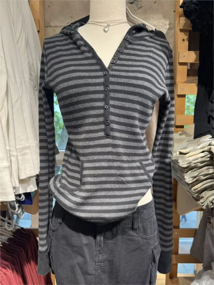 T-shirt à capuche gaufré rayé gris pour femmes