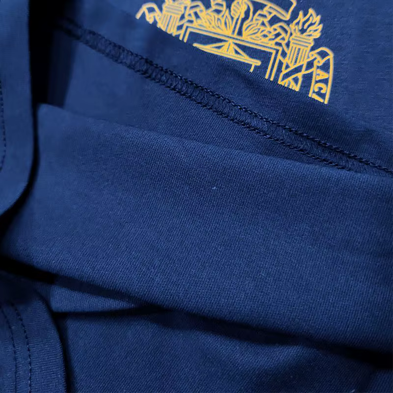 T-shirt graphique avec emblème de l'Académie navale américaine