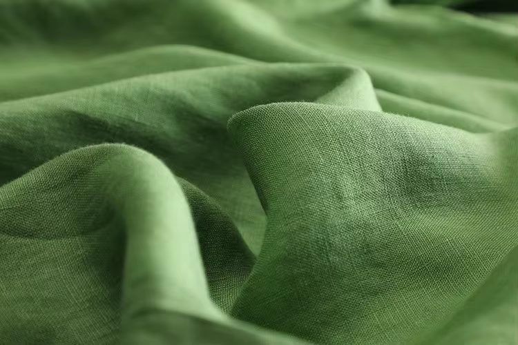Chemise verte en pur lin pour femmes au printemps et en été