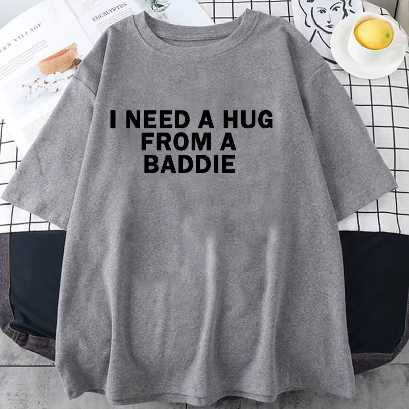 T-shirt humoristique « Lady Top I Need A Hug From A Baddie » pour hommes et femmes