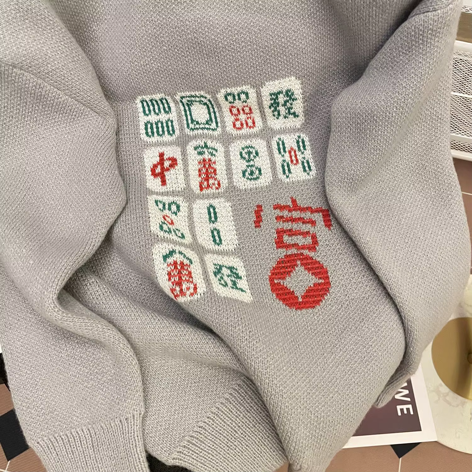Pull noir à l'extérieur pour femme