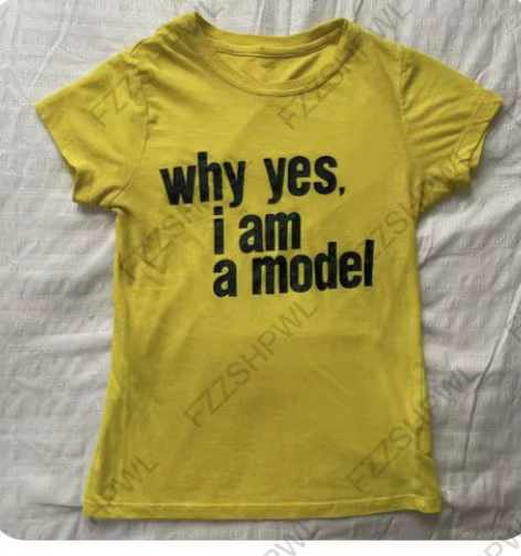T-shirt court imprimé lettres jaunes