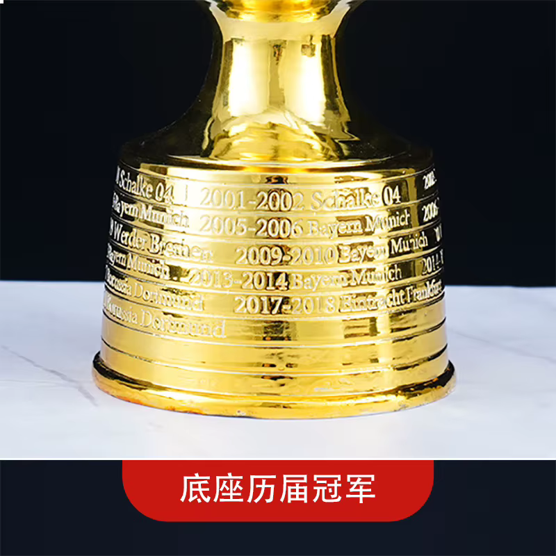 Les supporters du Bayern Munich et du Borussia Dortmund décorent le trophée de la Bundesliga et de la Coupe d'Allemagne.