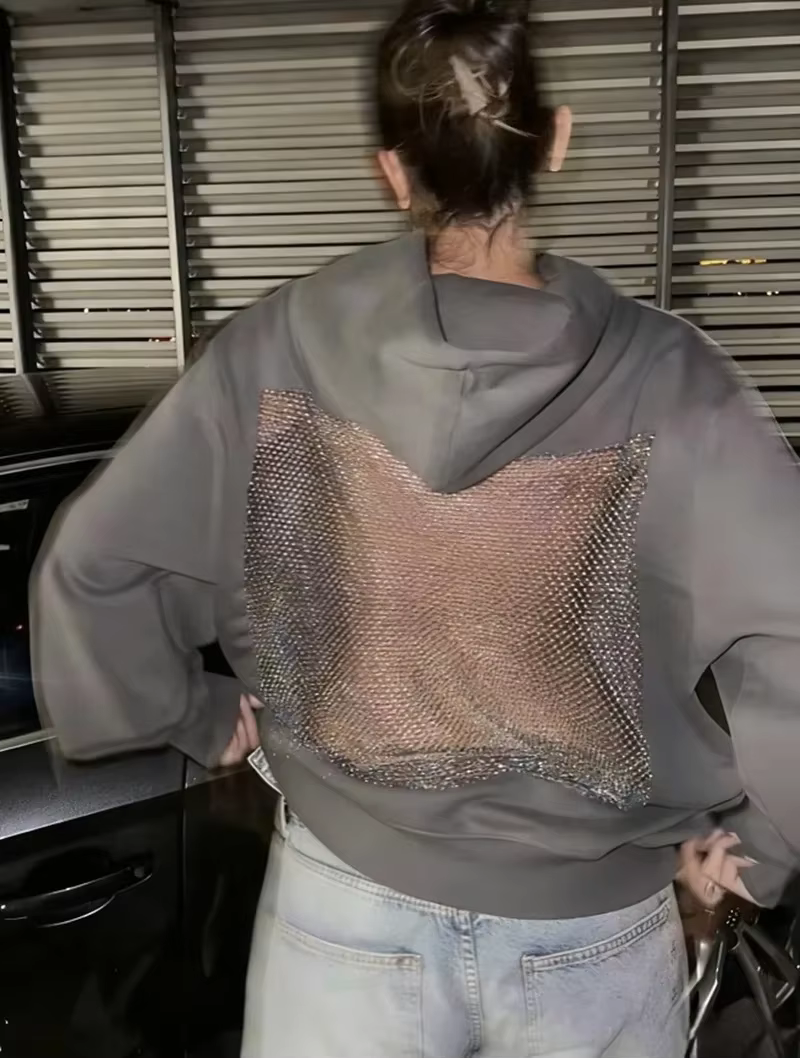 Ce sweat à capuche élégant et décontracté pour femme comprend un design dos nu avec un panneau en maille transparente