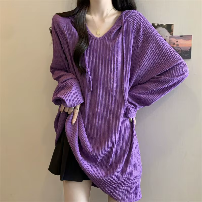 Le T-shirt à capuche et manches longues est un nouveau haut tendance ample et amincissant de style coréen pour les femmes au printemps et en automne