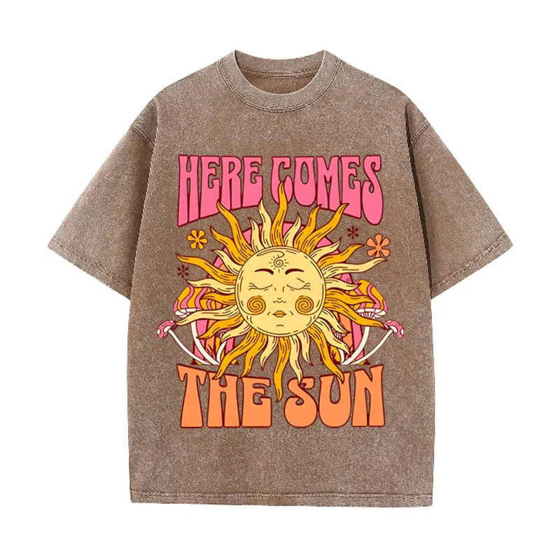 T-shirt vintage noir « Here Comes The Sun » rétro psychédélique effet délavé soleil